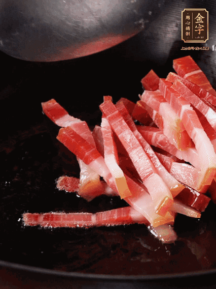 豬油潤鍋，下火腿煸香