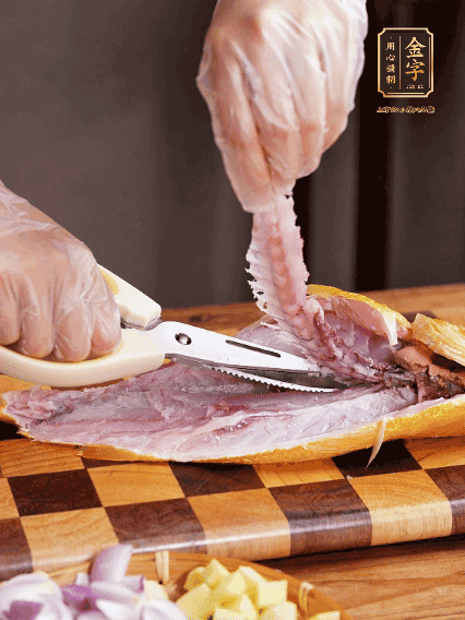 黃魚處理干凈，對半片開去骨，泡入蔥姜水、料酒、鹽調(diào)成的料汁中浸泡15分鐘，擦干水分