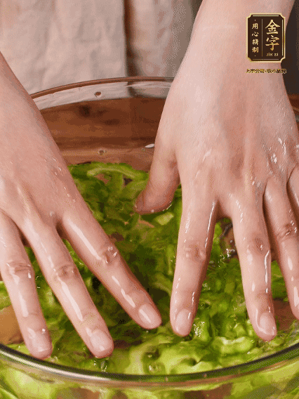 苦瓜去瓤切片，用鹽腌20分鐘，反復(fù)洗凈去苦味