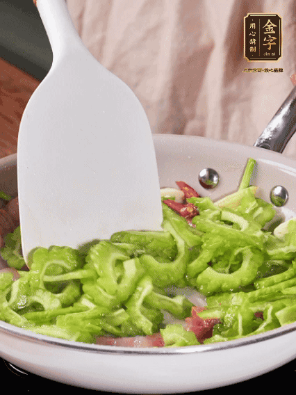 熱油，火腿、蔥姜、干辣椒煸香，再下苦瓜翻炒