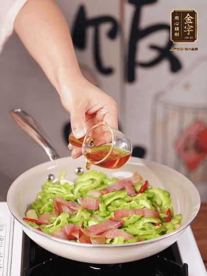 淋一圈料酒，少許糖調(diào)味