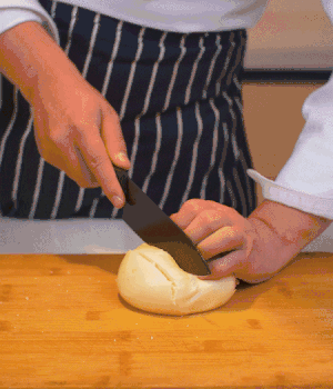 饅頭表面切出1cm左右的網(wǎng)格。