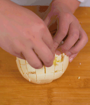 在縫隙里塞適量馬蘇里拉奶酪、再塞入淡火腿碎。