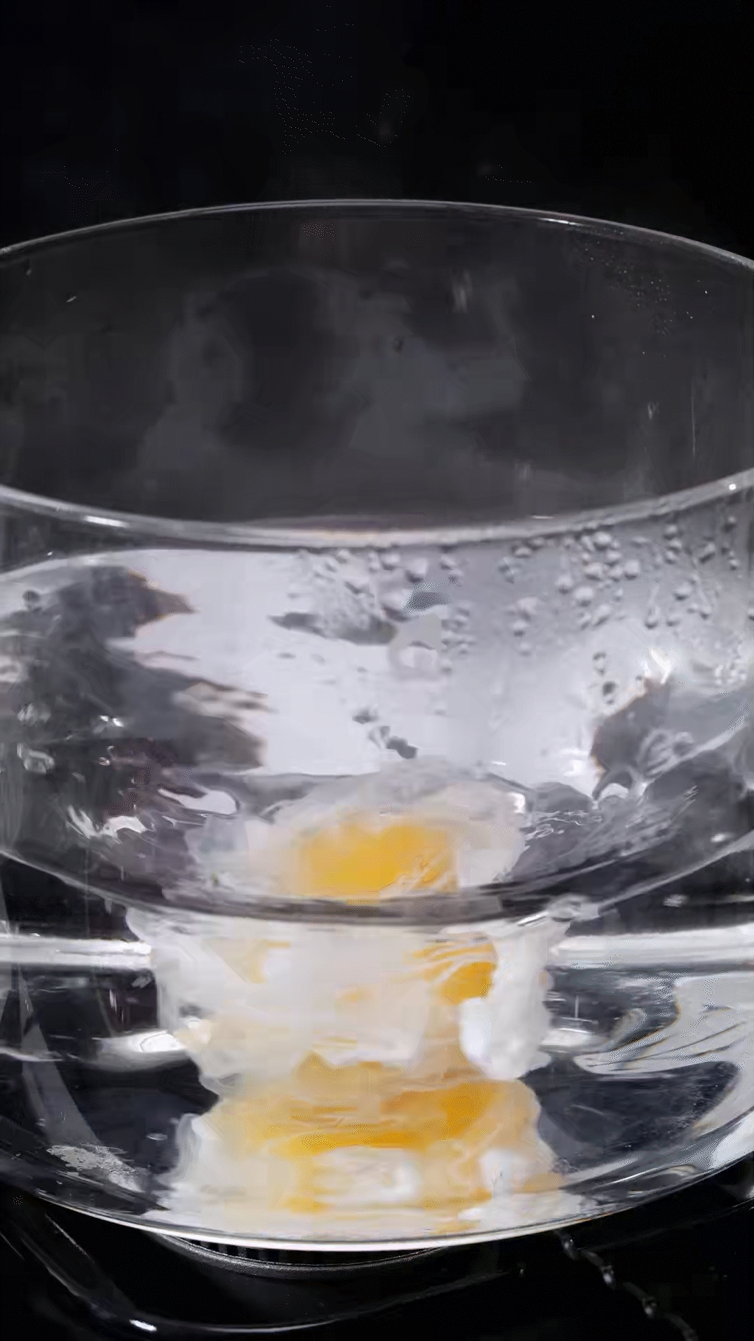 水開加入白醋和雞蛋，做成水波蛋
