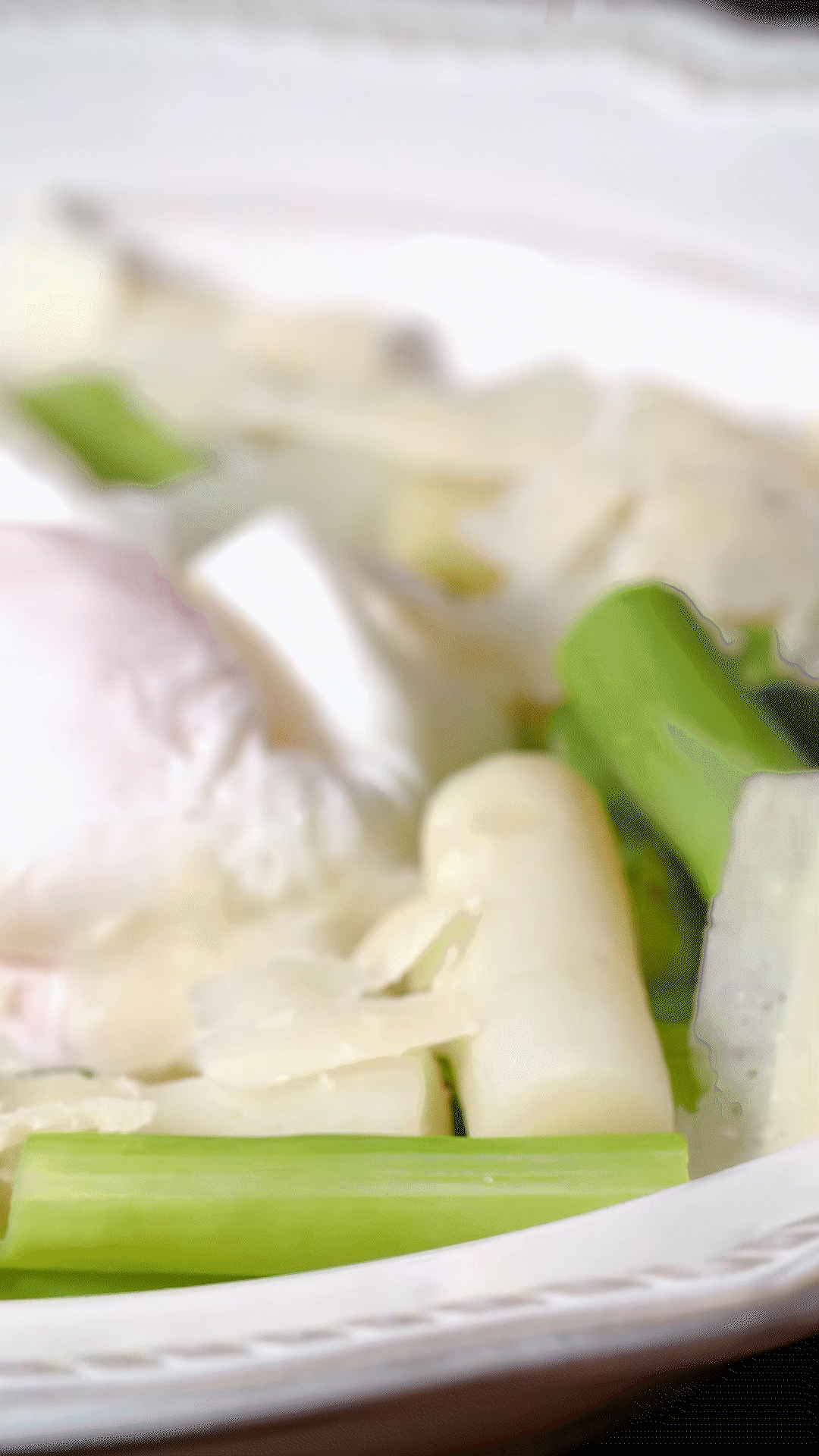 盤中放上蘆筍和雞蛋后，刨上適量干酪
