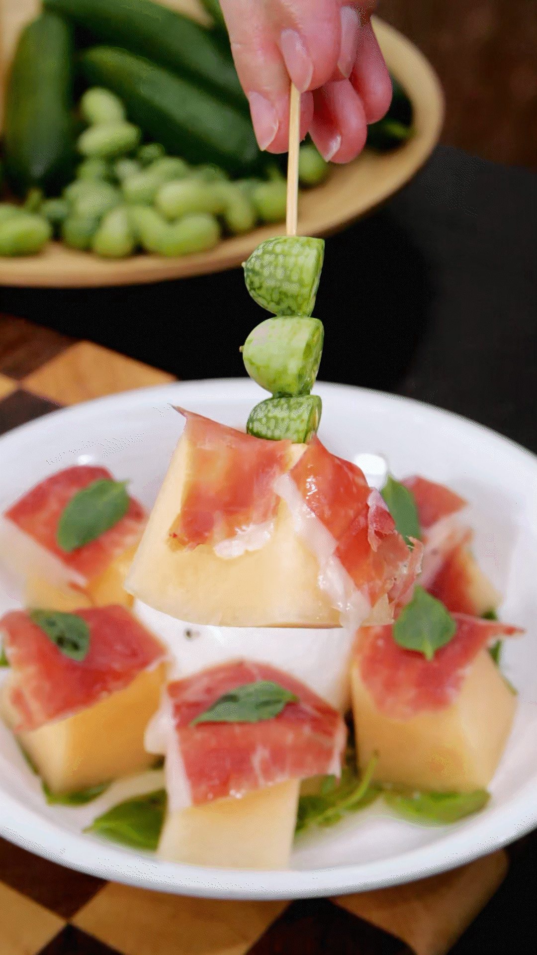 依次放上：布拉塔奶酪球、密瓜和巴瑪火腿
