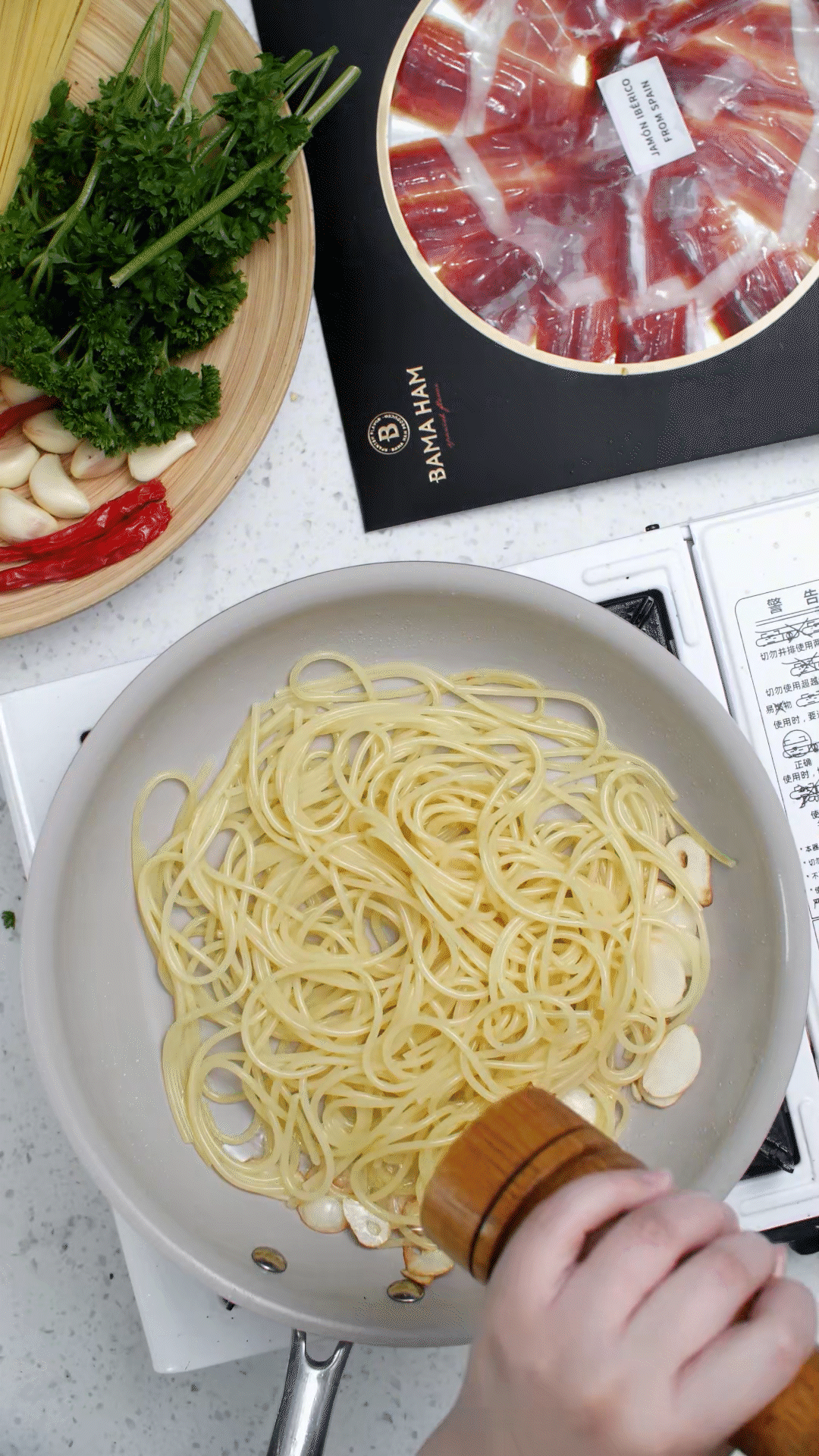 起鍋燒水，水開加入1勺橄欖油和1勺鹽，煮開后放入意面，水再次煮開后轉(zhuǎn)中小火，5號(hào)面約8-10分鐘
