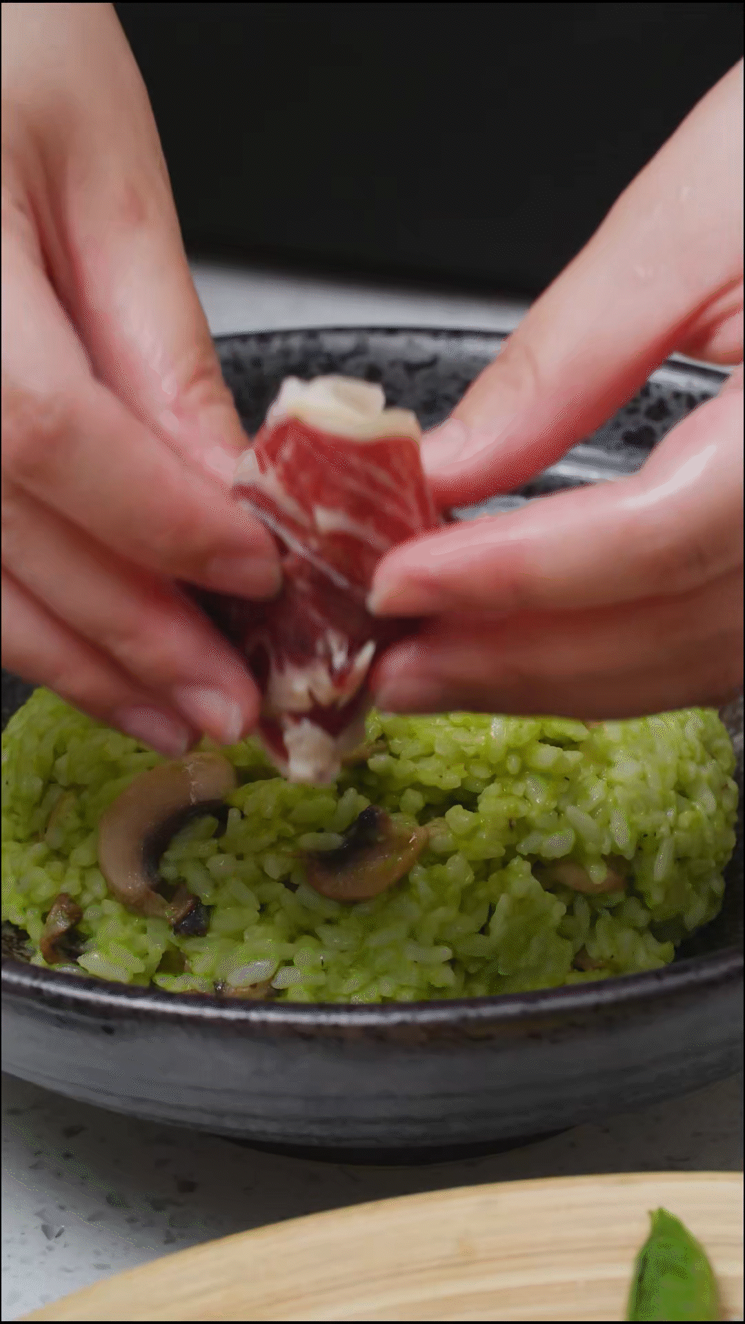 鍋中放入口蘑煎軟后，加一碗煮好的米飯
