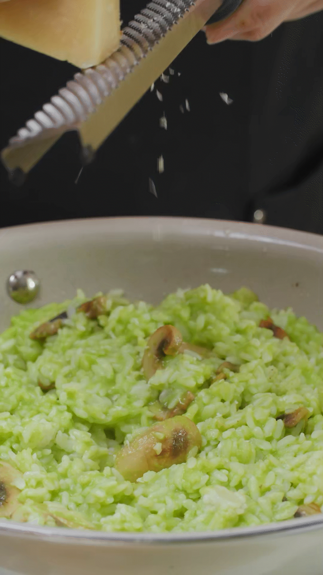 倒入豌豆泥、干酪、一塊黃油和黑胡椒海鹽調味
