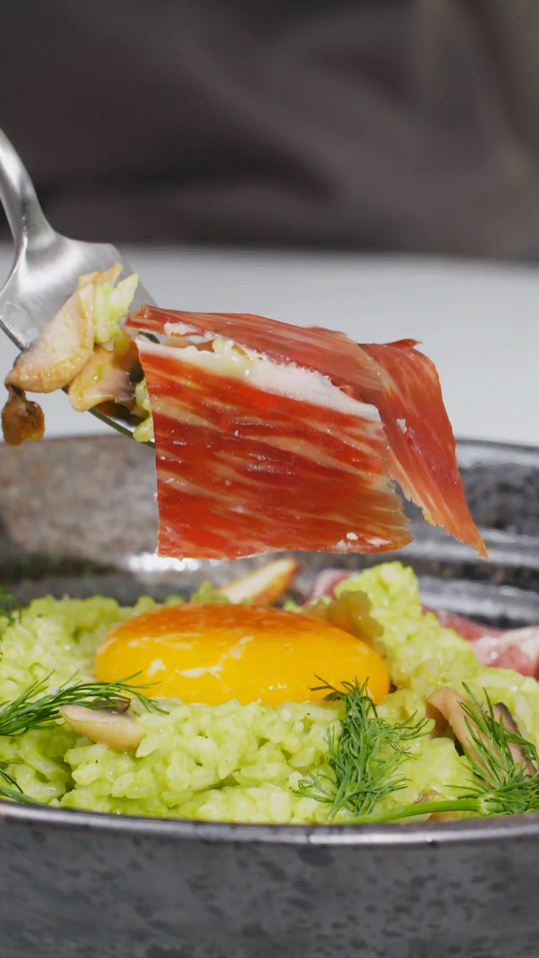 沿著碗邊依次放上：巴瑪火腿、玉米筍、蒔蘿