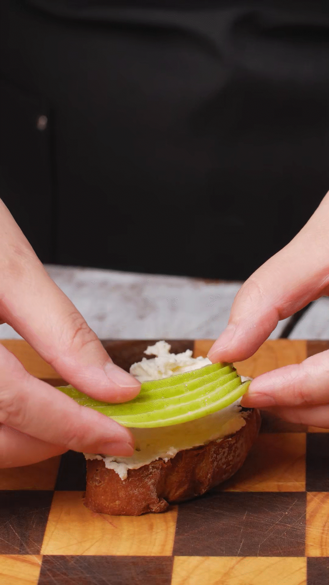 歐包抹上奶酪依次放上：蘋果、梨、藍莓
