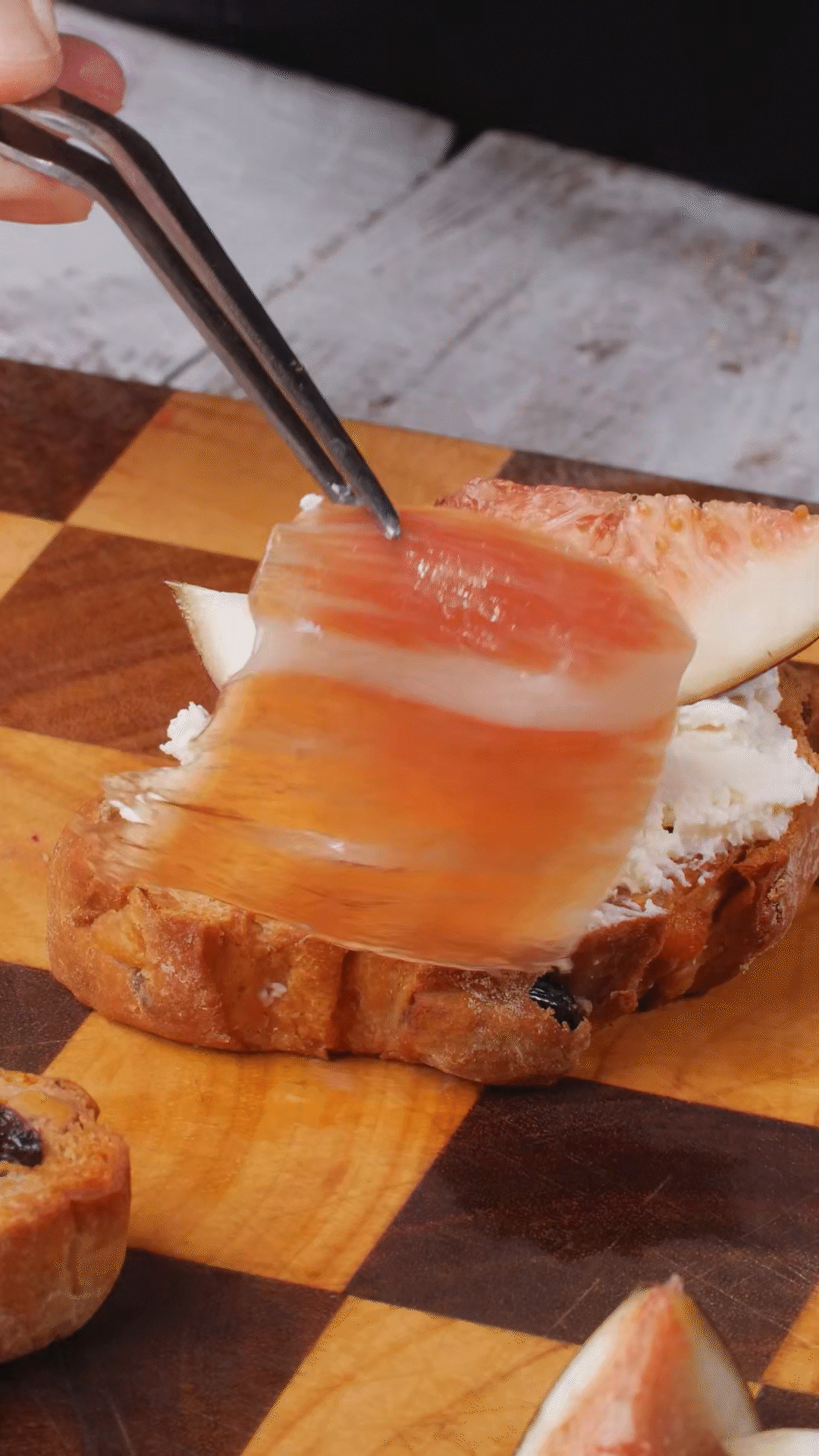 歐包抹上奶酪，放上無花果
