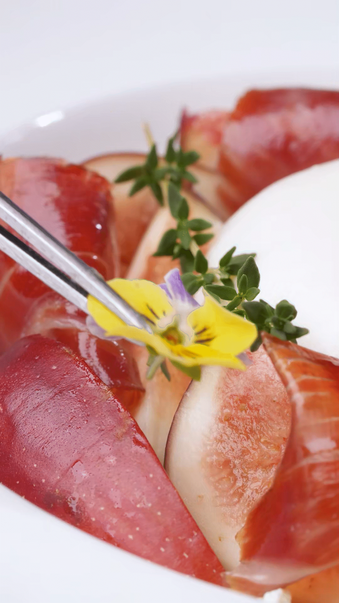 盤(pán)子中間放上布拉塔奶酪
