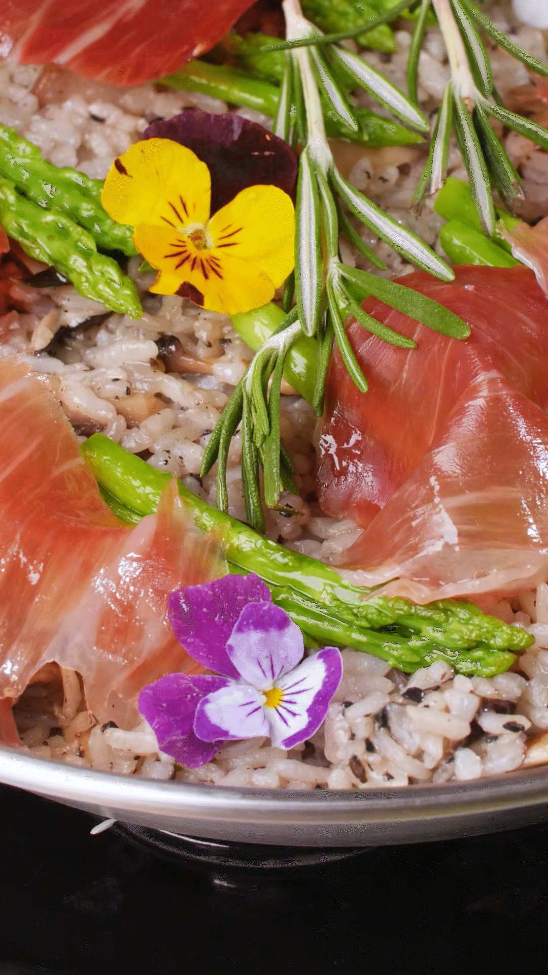 放入預(yù)先煮好的米飯和一碗去油的雞湯，和黑松露醬攪拌均勻
