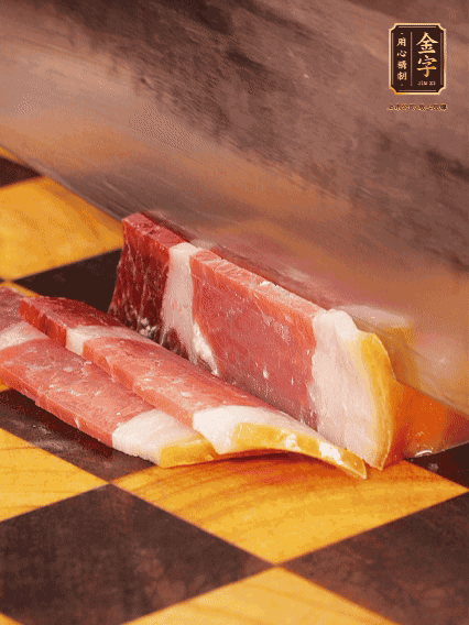 金字火腿切薄片，姜切粒、大蔥切絲