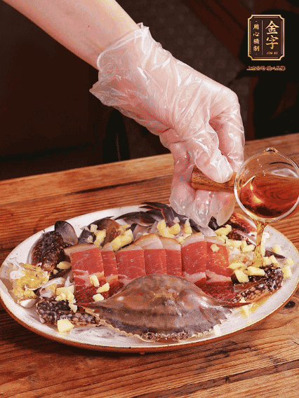 冷水上鍋蒸12分鐘（具體看蟹的大?。?，最后撒上蔥絲、澆上熱油即可