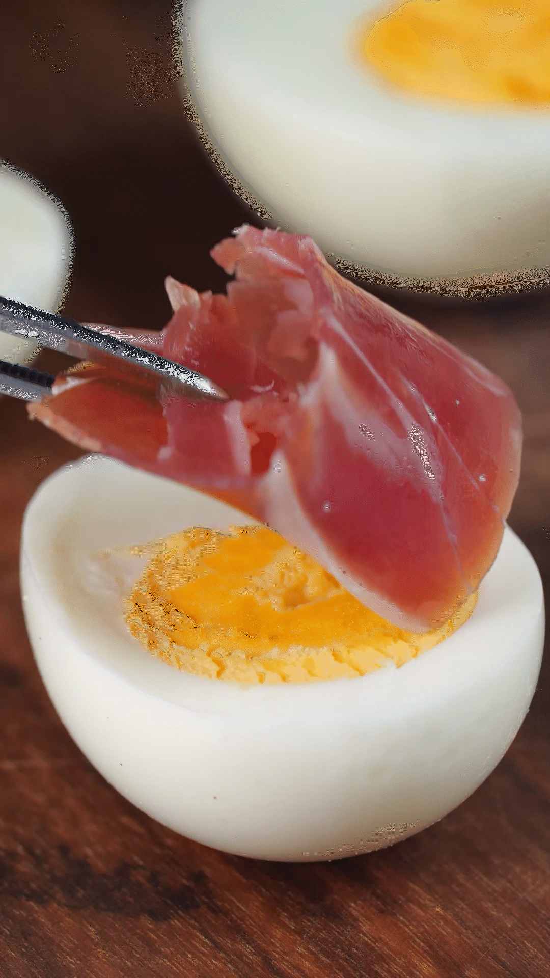 撈出過冷水，去殼后對半切開