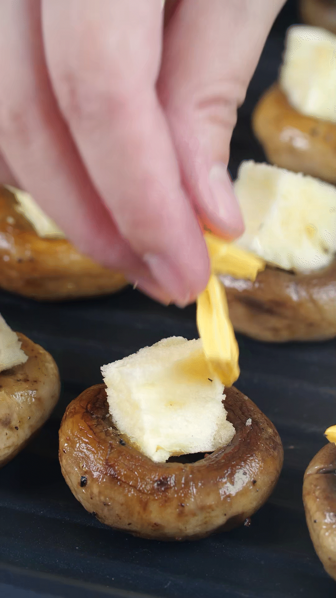 面包切小粒，放入口蘑凹處，蓋上芝士，烤箱180度烤10分鐘