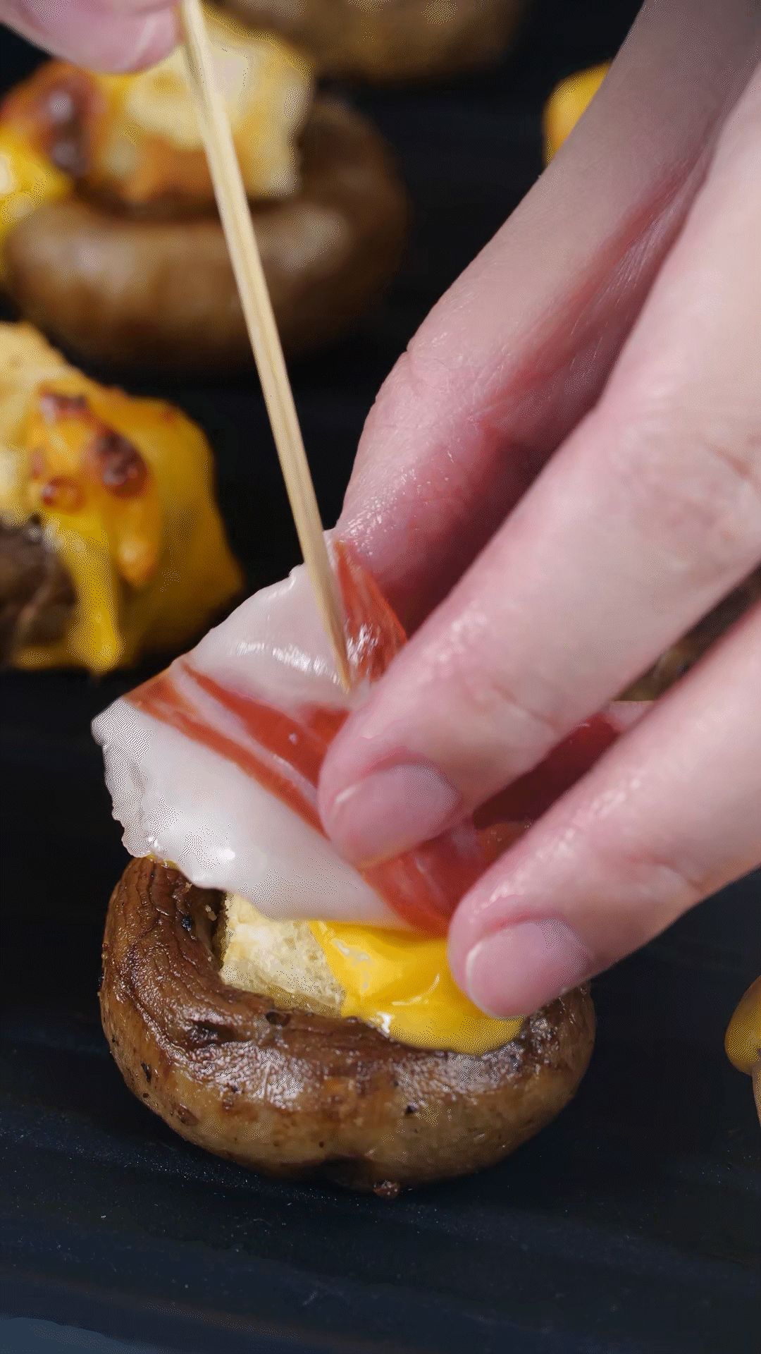 將火腿卷一卷，放在最頂部，插上竹簽