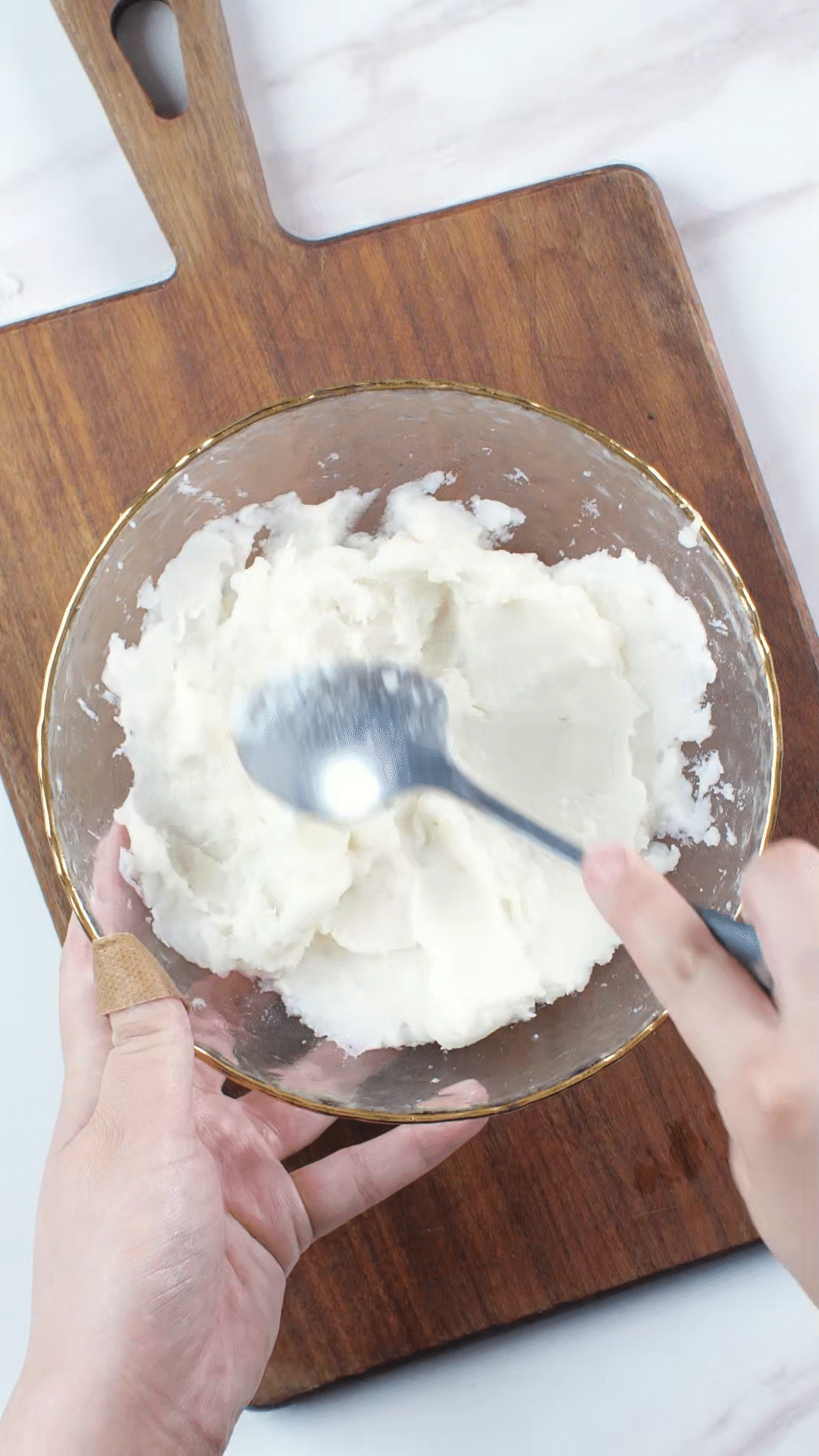 山藥去皮蒸熟，用涂抹奶酪、海鹽、橄欖油調(diào)味