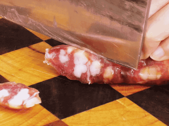 香腸少油煸出香味，下南瓜、板栗、香菇翻炒。2勺生抽、1勺老抽、1勺蠔油、1勺鹽、半勺糖調(diào)味