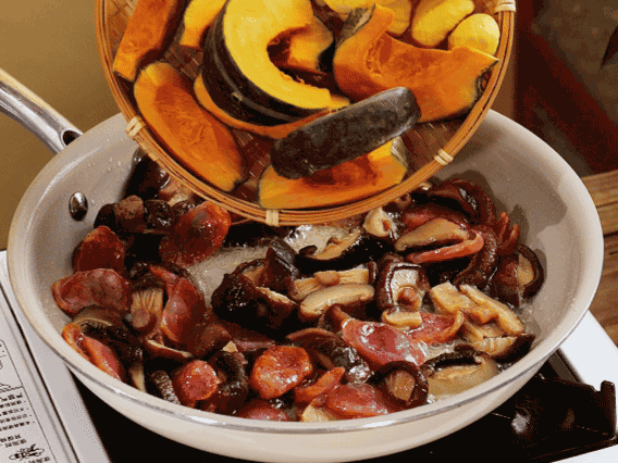 清洗好的大米放入電飯鍋，加裹滿醬汁的食材，再加剛好沒過食材的水，攪拌一下