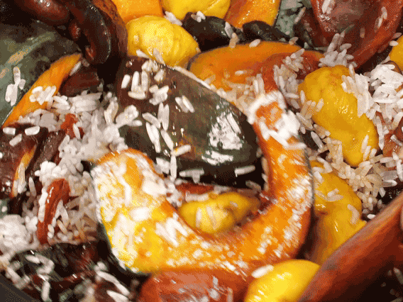 電飯煲正常煮飯模式煮飯。出鍋后撒點蔥花