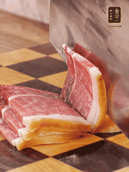 金字火腿切片，溫水浸泡5分鐘；肉皮泡發(fā)，切成小塊。