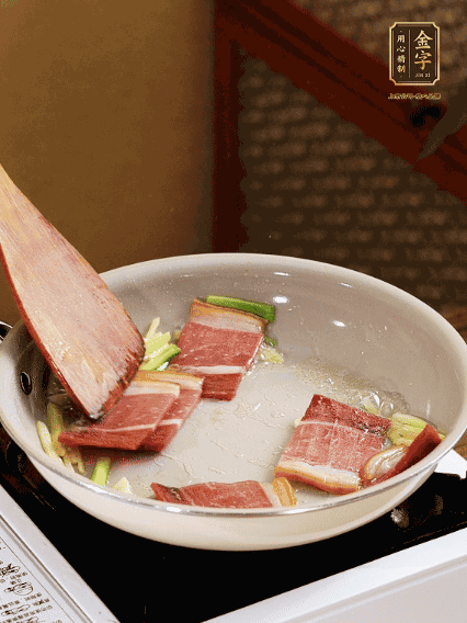 熱油下鍋，火腿、蔥姜蒜煸出香味備用