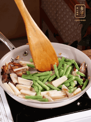 加少許生抽、蠔油、料酒、雞精調(diào)味，少許清水燜2分鐘，炒至豆角皺皮即可