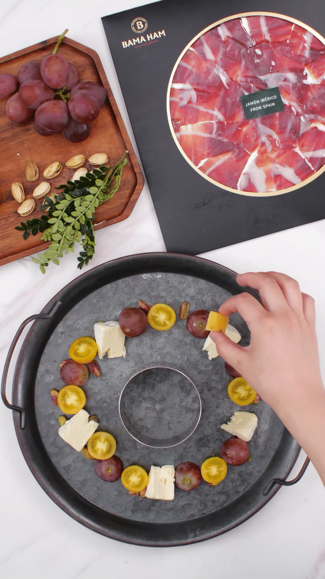 準(zhǔn)備一個(gè)大盤子，中間放上模具（或是一個(gè)空碗）預(yù)留空位，沿著磨具把食材擺盤成花環(huán)裝