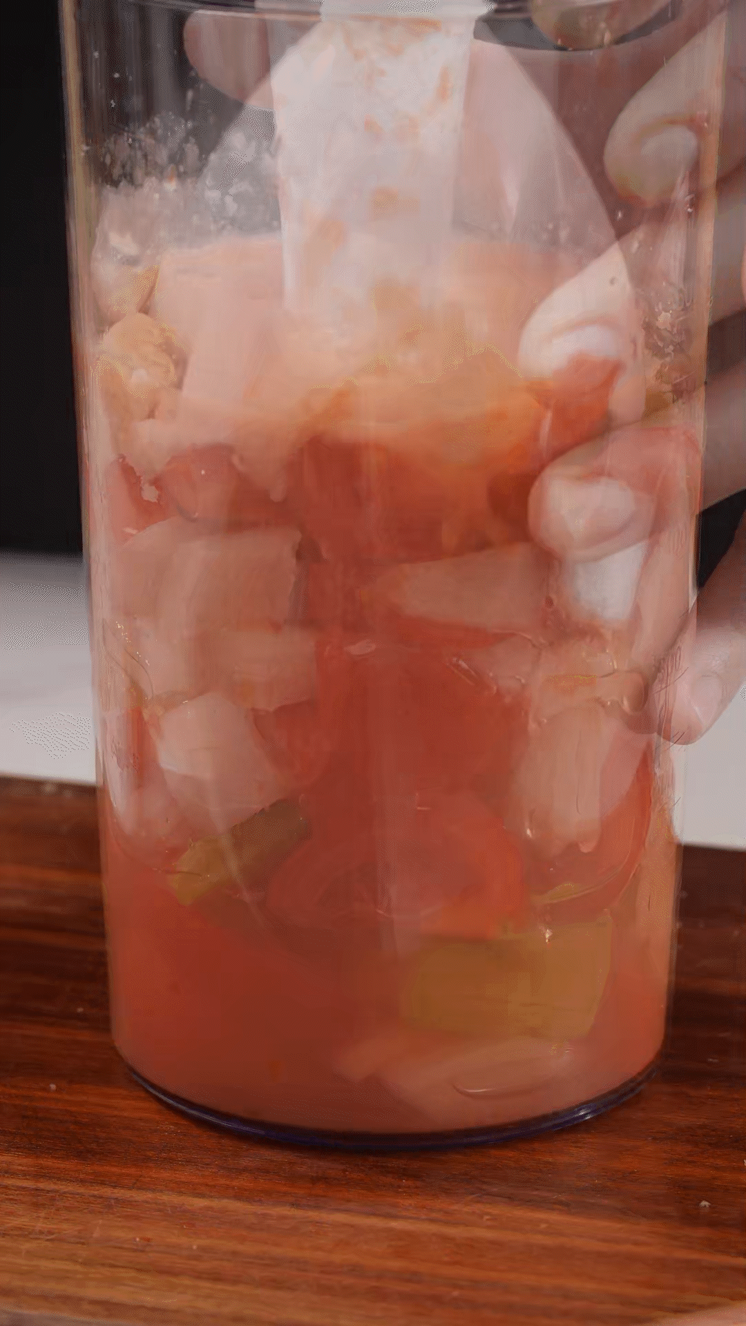 加入水、橄欖油、蘋(píng)果醋