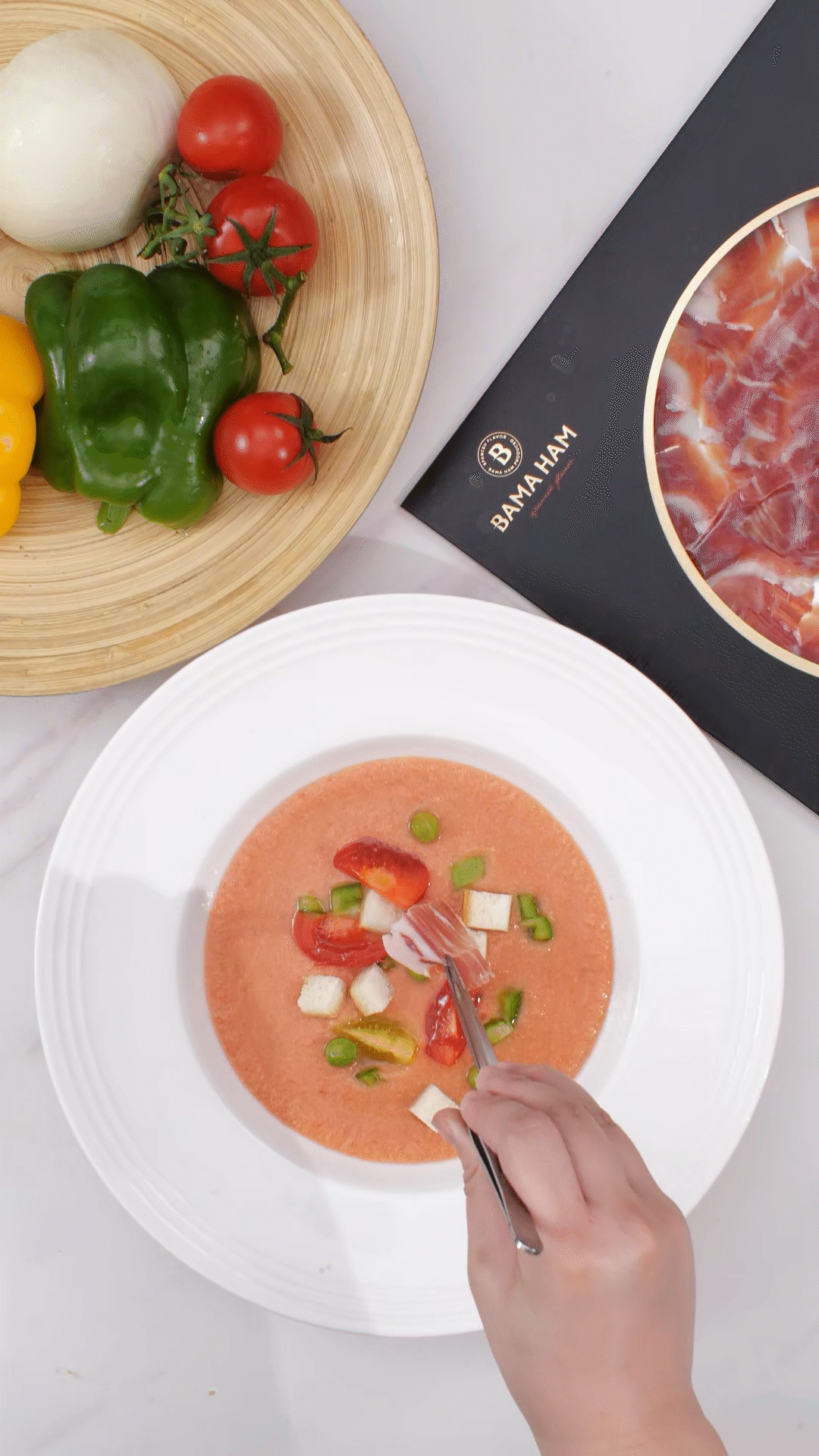 擺盤(pán)時(shí)，加入青豆，面包丁，黃瓜丁，烤面包丁，番茄丁