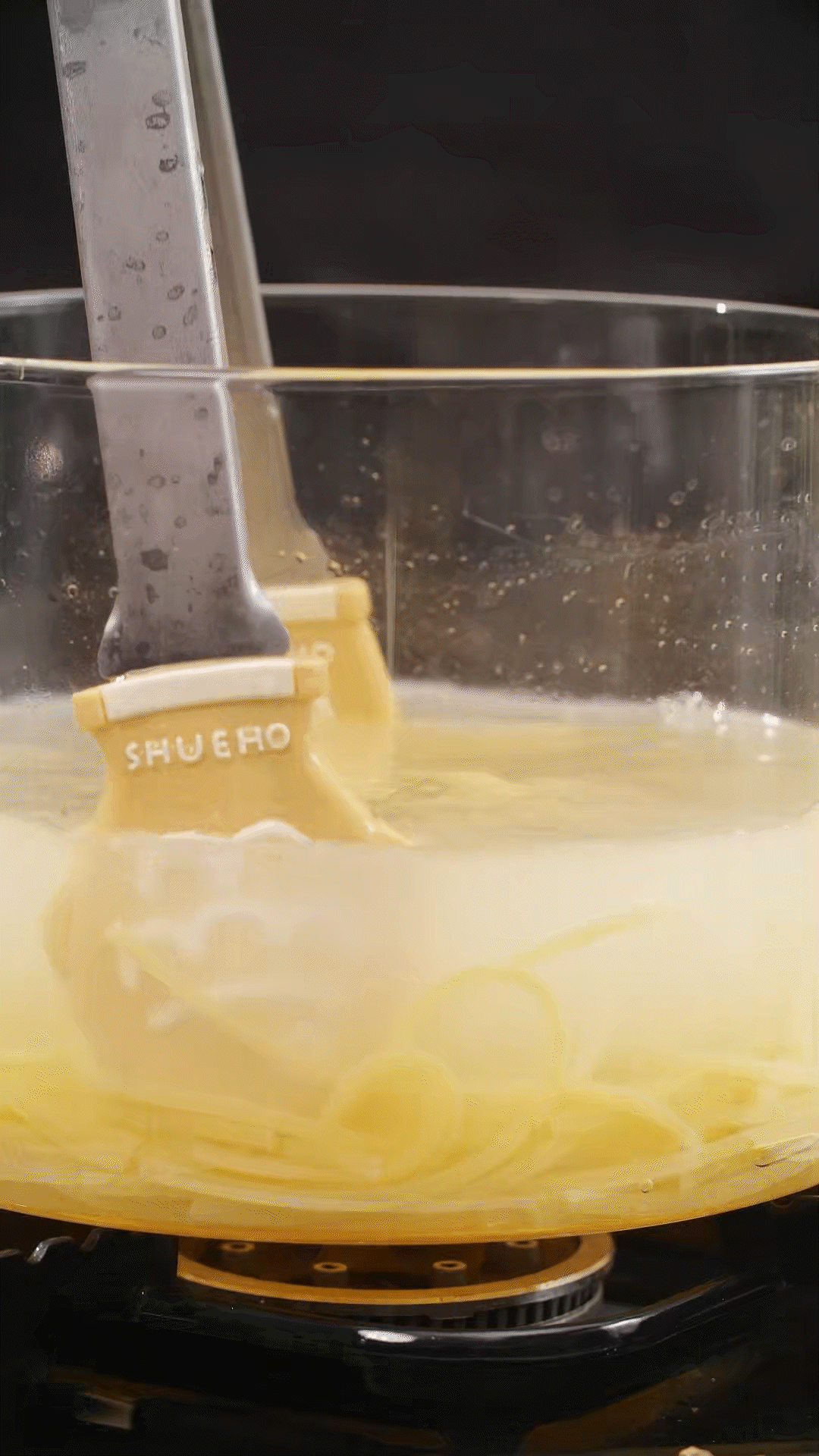 將意面煮熟，到自己喜歡的熟度。撈出過(guò)冷水，瀝干
