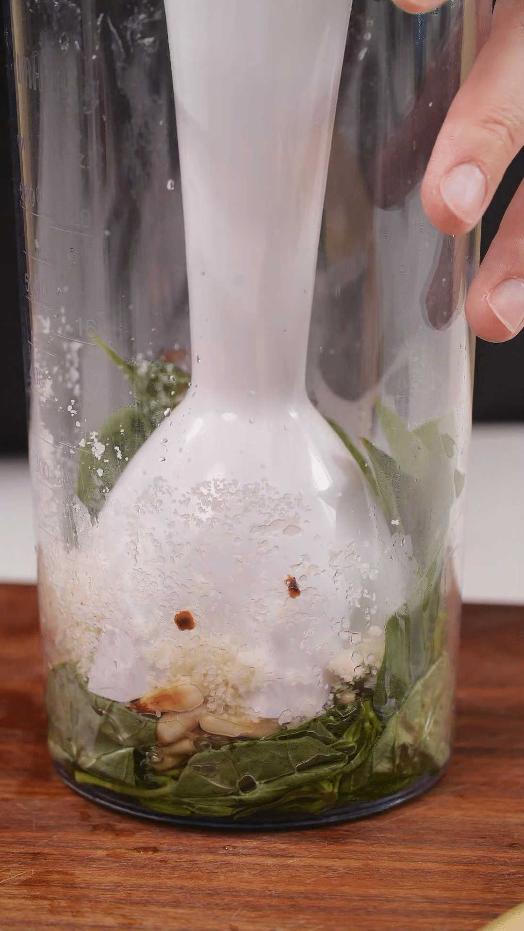 加入松子、現(xiàn)磨芝士碎、大蒜、鹽和檸檬汁、橄欖油，用手持料理機(jī)攪打細(xì)膩均勻
